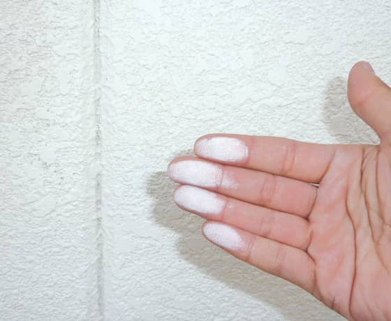 触ってっみると服や手に白い色が付く…