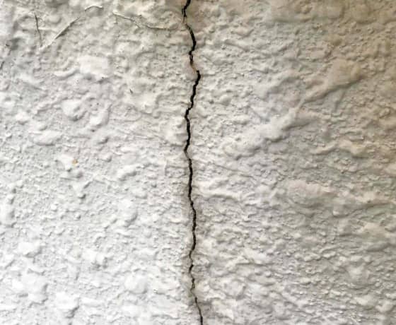 外壁の至るところにひび割れが…